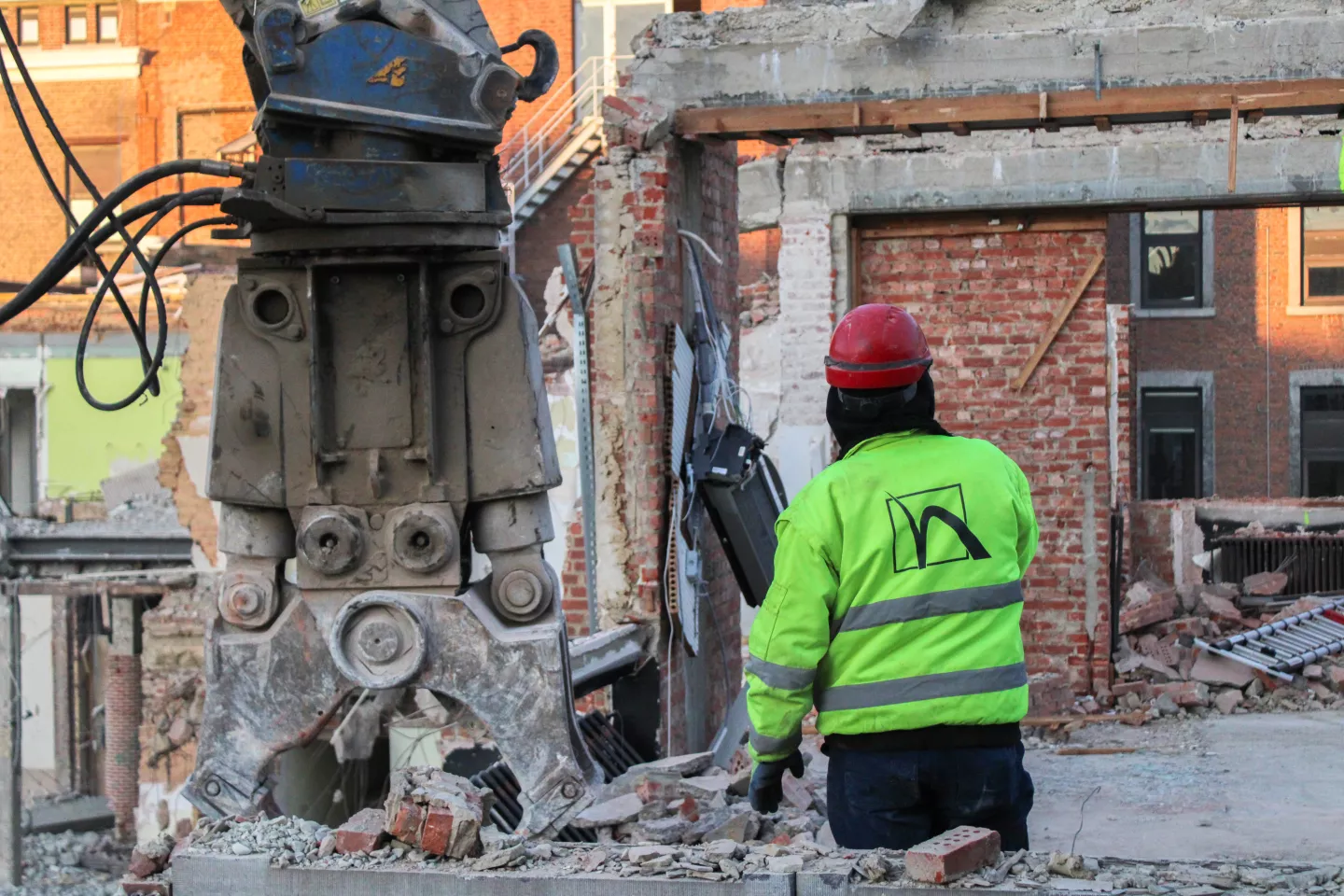 Nonet mène la démolition de l'ancienne banque Fortis à Namur