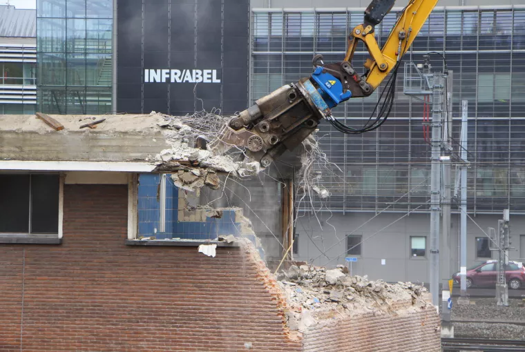 Nonet : démolition bâtiment Infrabel à côté de la gare de Namur