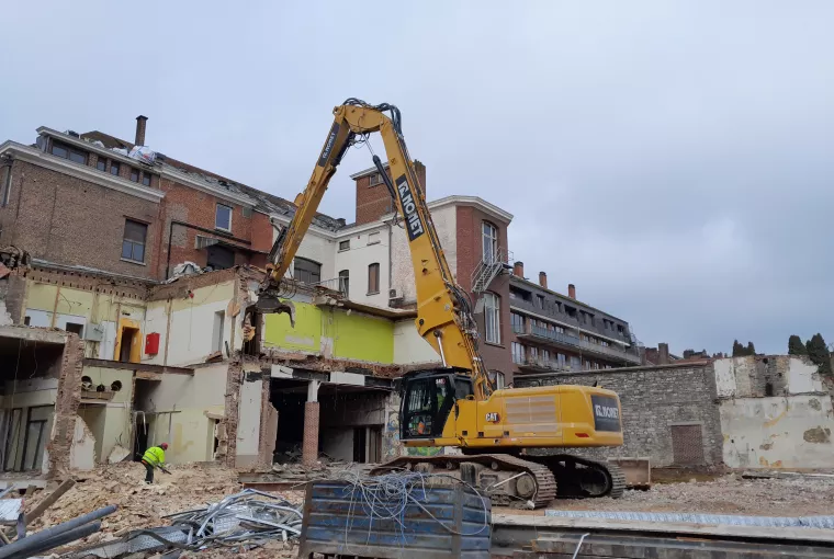 Nonet mène la démolition de l'ancienne banque Fortis à Namur
