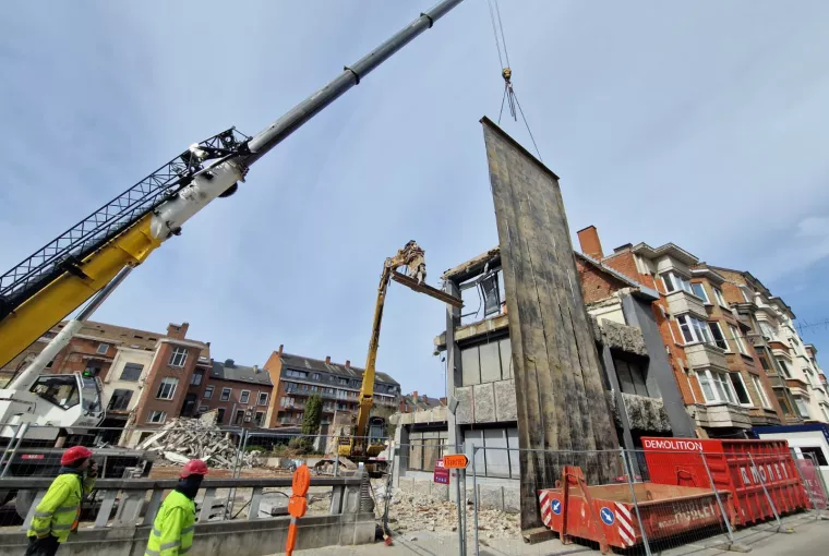 Nonet mène la démolition de l'ancienne banque Fortis à Namur