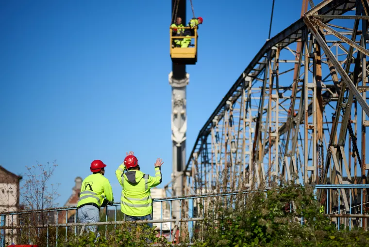 Le pôle démolition de l'entreprise Nonet démolit une passerelle de 75 tonnes 