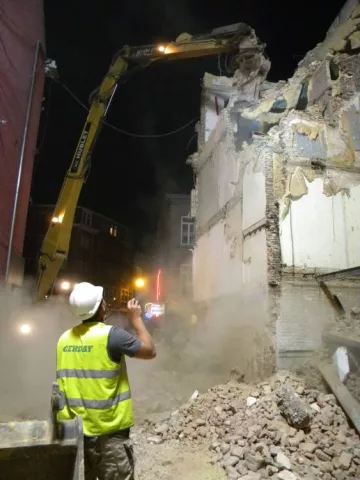 Namur - Nonet mène une démolition nocturne en plein centre-ville de Namur dans la rue de Fer