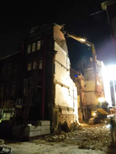 Namur - Nonet mène une démolition nocturne en plein centre-ville de Namur dans la rue de Fer